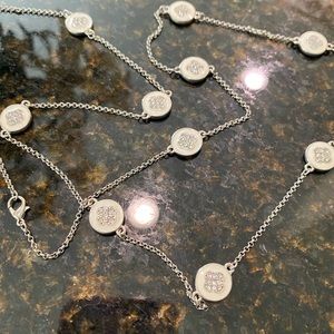 Gorgeous necklace resembles a Tory Burch style